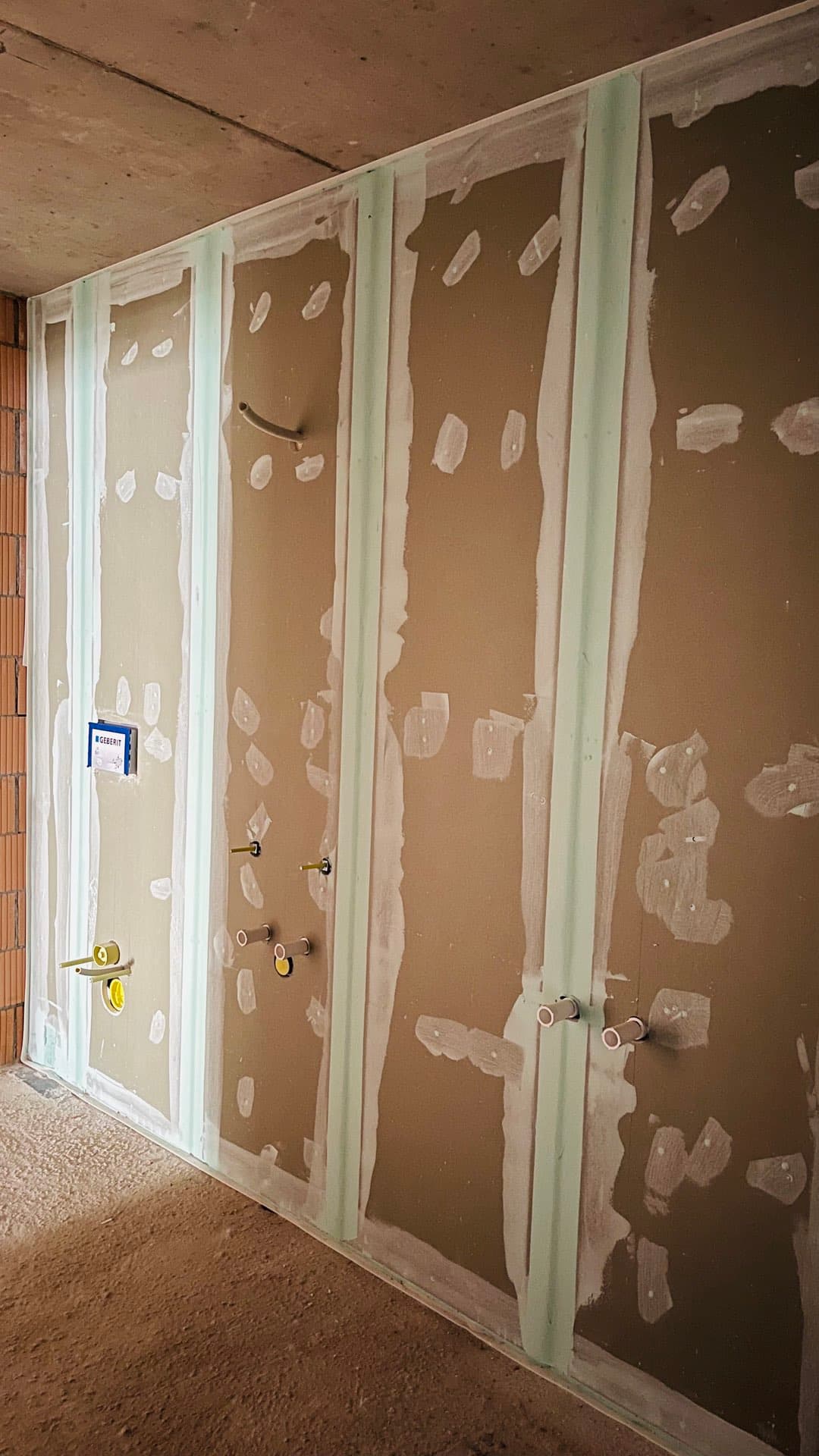Sanitärvorwand während der Beplankungsarbeiten
